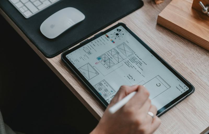 Wireframes y prototipos en una mesa de diseño