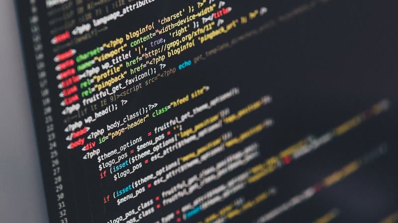Monitor con código, ciclo de prueba y mejora